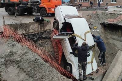 В Новосибирске седан «нырнул» на бетонные блоки в разрытой теплотрассе - novos.mk.ru - Новосибирск