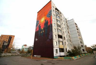 На девятиэтажке в Улан-Удэ нарисовали картину светящимися красками - infpol.ru - Улан-Удэ