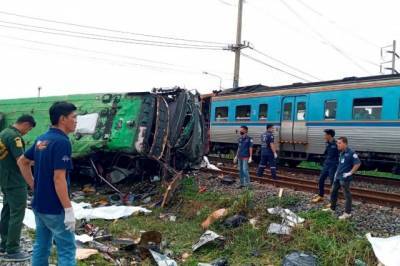 Таиланд - 20 человек погибли при столкновении автобуса с поездом в Таиланде - aif.ru - Thailand