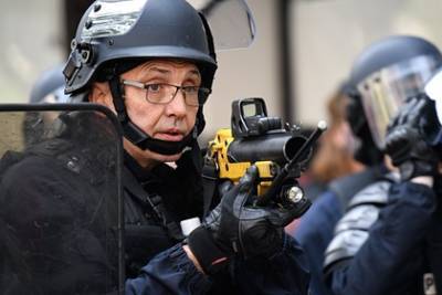 Во Франции - Толпа с арматурой напала на полицейский участок во Франции - lenta.ru - Франция - Париж - Дижон
