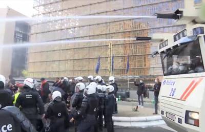 Протесты в мире: в Брюсселе полиция смывала водомётами митингующих, в Афинах применили слезоточивый газ - ont.by - Бельгия - Киргизия - Афины - Брюссель