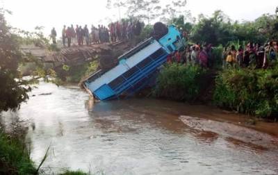 В Бурунди грузовик упал с моста в реку, 16 погибших - korrespondent.net - Бурунди