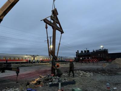 В Воркуте на железнодорожном перроне восстановили упавший крест - komiinform.ru