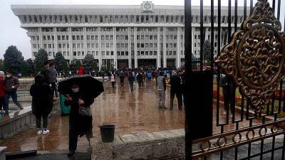 Сооронбая Жээнбеков - Захваченное протестующими здание парламента Киргизии вернули властям - iz.ru - Киргизия