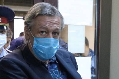 Михаил Ефремов - Ева Меркачева - Стало известно, как Ефремов проводит время в СИЗО - aif.ru