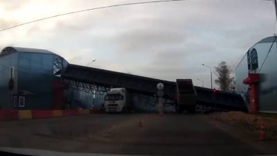 Появилось полное видео столкновения грузовика с мостом в Любани - vesti.ru - Ленинградская обл. - Любань