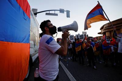 Тысячи армян вышли на митинги в нескольких городах США - lenta.ru - США - Армения - Турция - Бостон - Лос-Анджелес - Нью-Йорк - Азербайджан - Los Angeles