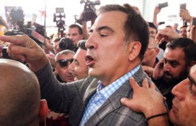 Михеила Саакашвили - Михеил Саакашвили - Греция - На Саакашвили напали в столице, момент атаки попал на камеру: "приезд нежелателен" - politeka.net - Грузия - Афины - Нападение