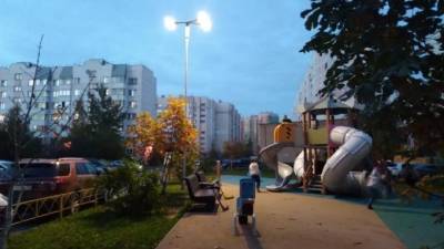 В Шушарах на трех детских площадках установили новые фонари - piter.tv - Санкт-Петербург - территория Ленсвет
