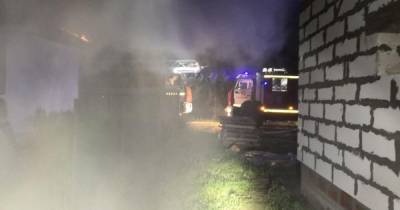 Под Зеленоградском горевший жилой дом тушили 14 пожарных на трёх спецмашинах (фото) - klops.ru - район Зеленоградский - Зеленоградск