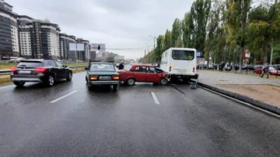 В Воронеже 90-летний водитель устроил массовое ДТП у остановки - vestivrn.ru - Воронеж