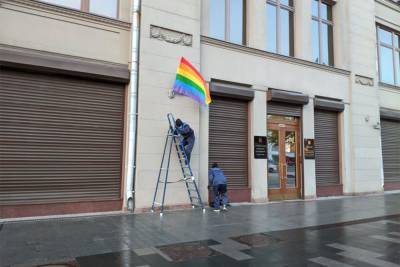 Александр Софеев - В Москве задержали еще двоих активистов, которые вывесили ЛГБТ-флаги в день рождения Путина - rtvi.com - Москва - Китай