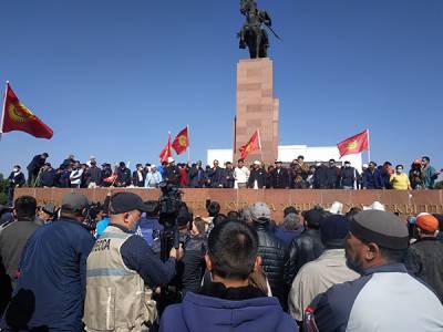 Сооронбай Жээнбеков - Садыр Жапаров - В Бишкеке начался митинг с требованием отставки президента - nakanune.ru - Киргизия - Бишкек