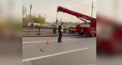 Погиб водитель упавшей в реку Яузу машины такси - m24.ru - Москва - Московская обл.