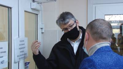 Андрей Панов - Замгубернатора посетил поликлиники в городе Кузбасса из-за ситуации с коронавирусом - gazeta.a42.ru - Кузбасс - Междуреченск