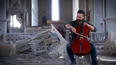 «Журавли» среди обломков: в Карабахе музыкант сыграл на виолончели в разрушенном соборе - russian.rt.com - Шуши