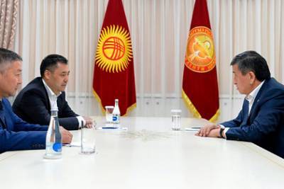 Сооронбай Жээнбеков - Садыр Жапаров - Толгонай Стамалиева - Президент Киргизии начал переговоры о своей отставке - lenta.ru - Киргизия