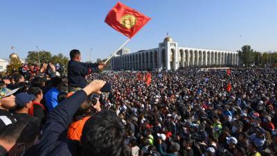 Сооронбая Жээнбеков - Садыр Жапаров - Участники протестов в Бишкеке требуют немедленной отставки президента - gazeta.ru - Киргизия - Бишкек