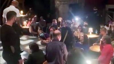 Спектакль в Театре на Таганке задержали на час из-за отказа зрительницы надеть маску - iz.ru - Москва