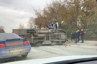 Опрокинувшийся после ДТП грузовик перекрыл дорогу в Новосибирске - novos.mk.ru - Новосибирск