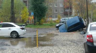Во дворе Ярославля машина ушла под землю - progorod76.ru - Ярославль