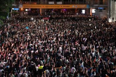 Тысячи демонстрантов в Бангкоке требуют отставки премьер-министра - aif.ru - Таиланд - Бангкок