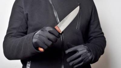 Двое неизвестных напали на подростка с ножом на улице Пограничника Гарькавого - piter.tv - Санкт-Петербург - Нападение