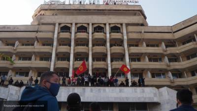 Сооронбай Жээнбеков - Киргизия проведет досрочные президентские выборы в январе - politros.com - Киргизия