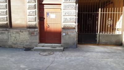 Жители Центрального района возмущены уродливой дверью в Саперном переулке - piter.tv - район Центральный