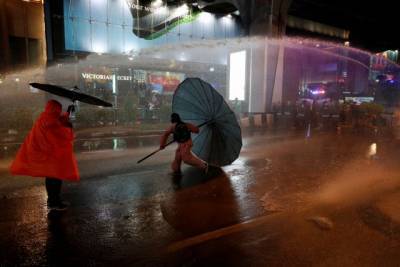 Таиланд - Полиция Бангкока стала разгонять протестующих водомётами - aif.ru - Бангкок