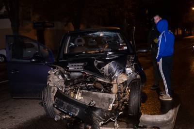Пассажирку выбросило на дорогу: в Днепре Mercedes врезался в столб (фото и видео) - newsone.ua - Украина - Днепр
