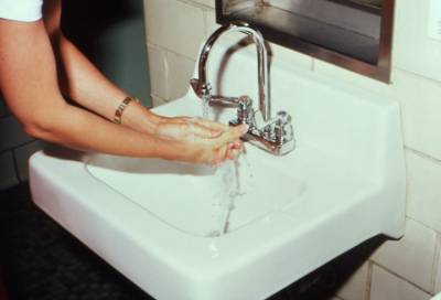 Эксперт рассказал, чем опасны сушилки в общественных туалетах в период пандемии - online47.ru