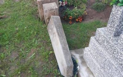 На Закарпатье подростки устроили погром на кладбище - korrespondent.net - Закарпатская обл. - район Мукачевский