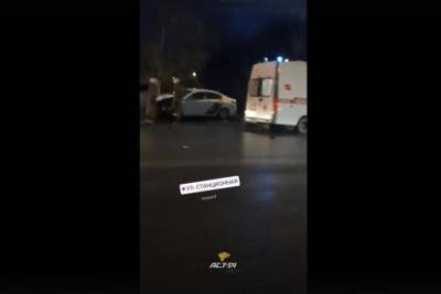 В Новосибирске такси попало в серьезное ДТП: приехали полиция и скорая - novos.mk.ru - Новосибирск