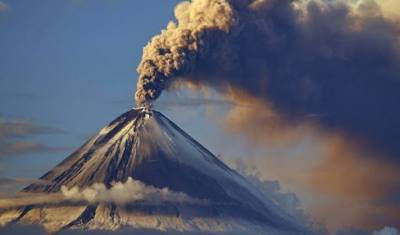 Курильский вулкан выбросил пепел на высоту 1,8 километра - newizv.ru - Северо-Курильск
