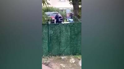 Эммануэлю Макрон - На видео попал момент убийства обезглавившего учителя во Франции чеченца - piter.tv - Франция - Париж