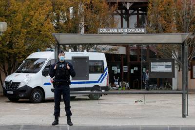Во Франции - Во Франции задержали еще одного человека по делу об убийстве учителя - rtvi.com - Москва - Россия - Франция - Конфлан-Сент-Онорин