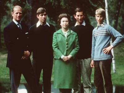 принц Эндрю - принц Филипп - Чарльз - Почему королевским наследникам запрещено называть родителей мамой и папой - skuke.net