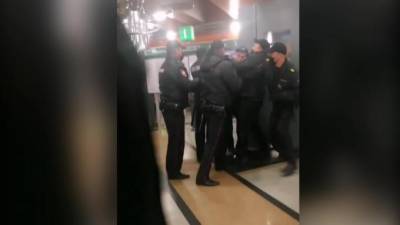 В метро Петербурга полицейские наказали пассажира за отказ надеть маску - piter.tv - Санкт-Петербург