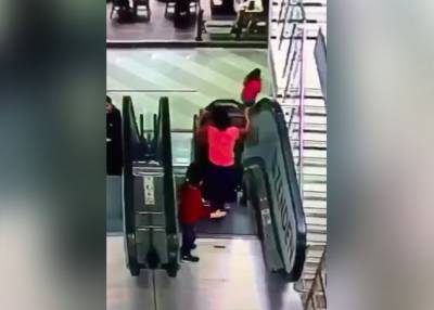 СК начал проверку после падения детей с эскалатора в столичном торговом центре - m24.ru - Москва