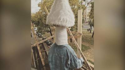 На Васильевском острове прошел необычный перформанс в исполнении художницы в костюме гриба - piter.tv - Санкт-Петербург