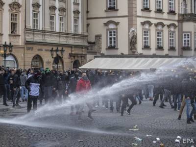 В Праге футбольные и хоккейные фанаты бунтовали против коронавирусных ограничений, полиция применила водомет - gordonua.com - Чехия - Прага - Prague