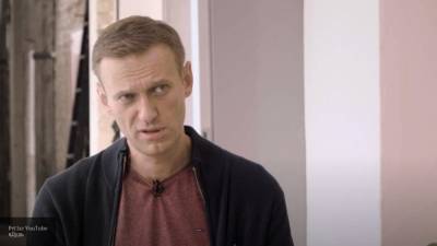 Алексей Навальный - Vladimir Putin - Многочисленная охрана Навального попала в кадр во время интервью - polit.info - США - Германия - Берлин