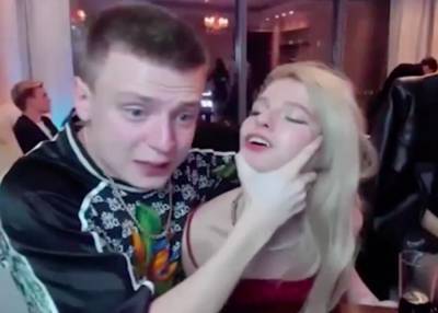 Алена Ефремова - Блогер - Блогер Бурим избил девушку в прямом эфире - m24.ru