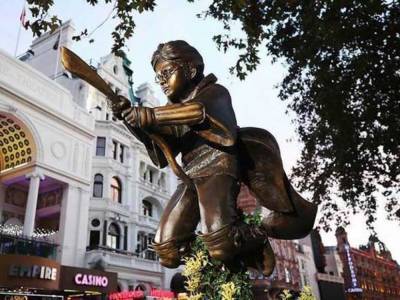Гарри Поттер - Дэниел Рэдклифф - Статуя Гарри Поттера появилась в центре Лондона - golos.ua - Украина - Лондон - Польша
