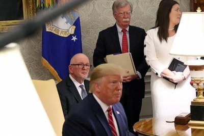 Дональд Трамп - Джон Болтон - Трампа заподозрили в желании выйти из НАТО - lenta.ru - США