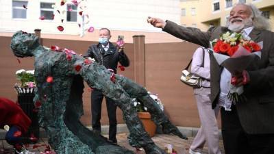 Сергей Безруков - Сергей Есенин - Москвичи раскритиковали новый памятник Есенину - 5-tv.ru - Москва - Россия