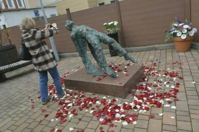 Сергей Есенин - Новый памятник Сергею Есенину в Москве вызвал неоднозначную реакцию - argumenti.ru - Москва