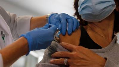 Названы сроки начала в РФ массовой вакцинации от коронавируса - 5-tv.ru - Россия