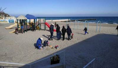 "Вокруг сплошная элитность": одесситы показали опасную детскую площадку на пляже, фото - odessa.politeka.net - Одесса